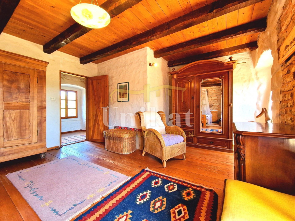 Autentica proprietà con casa in pietra e ampio terreno